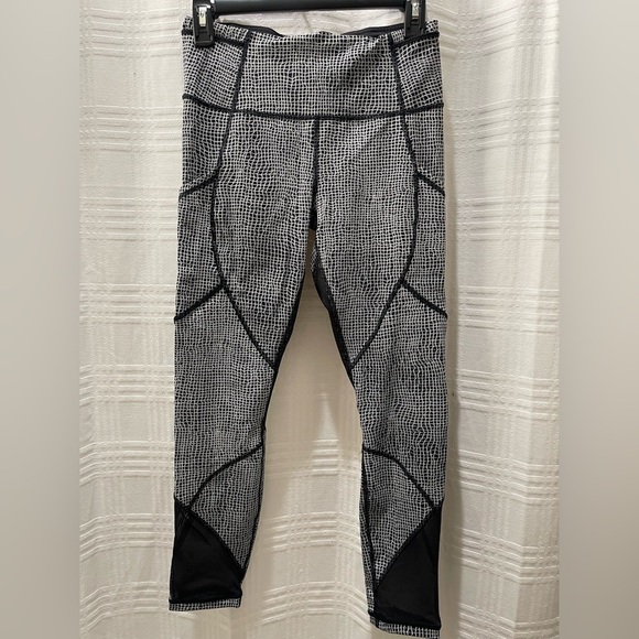 Lululemon black and white ruched back leggings size 6 - Picture 1 of 11